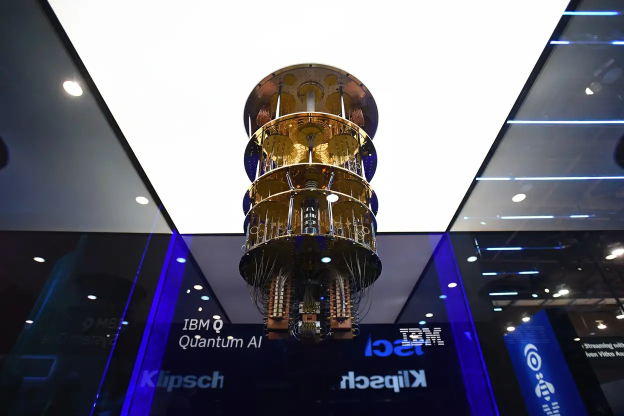 Ordinateur quantique IBM exposé en vitrine